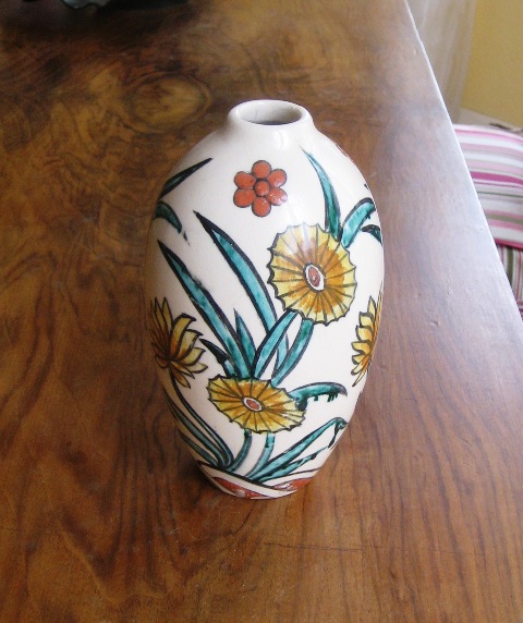 signature vase. émaillé blanc à  fleurs Img_6214