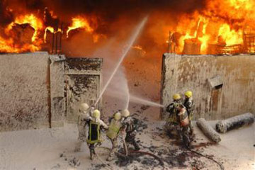 السيطرة على حريق هائل بمصنع للاطارات بمدينة 6 أكتوبر Thumbm10