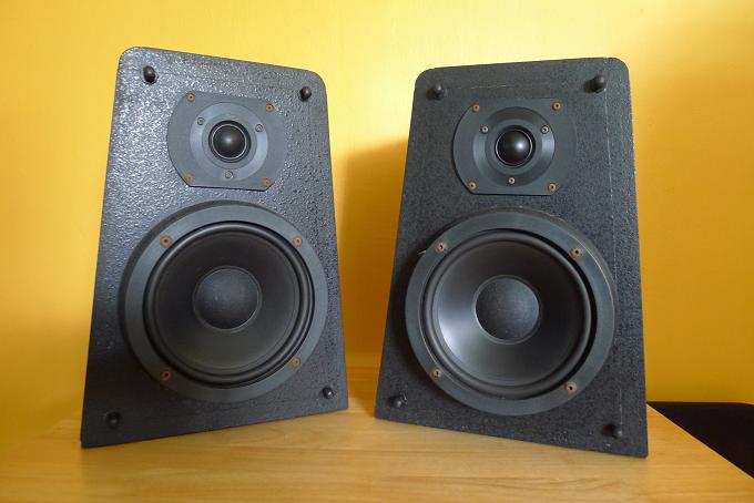 M & K Satellite 2B Speakers (Miller & Kreisel) P1000817