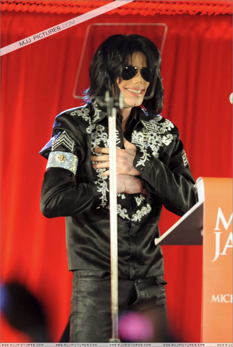 Fotos de Michael na Conferência de Imprensa O2 03010