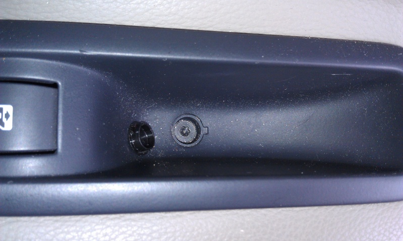 Démontage garniture panneau de porte AR sur une 4 portes Imag0311