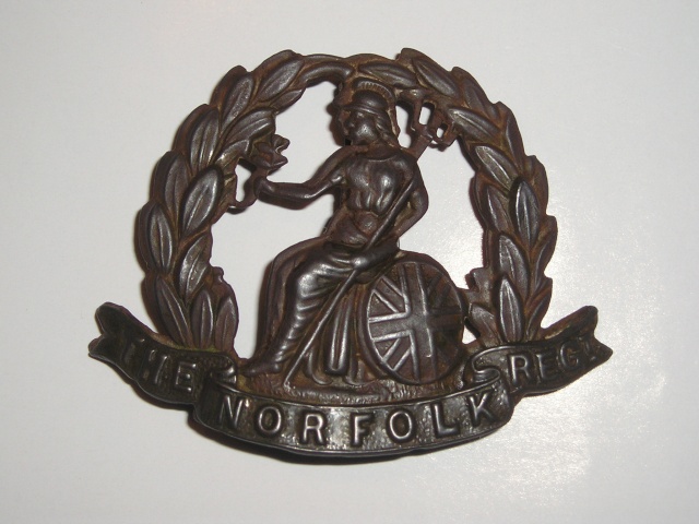 cap badge du Royal norfolk regiment avant 1937 P1010317