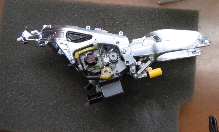 Honda RC211V 06 et CM Kit - Page 2 Dscn1241