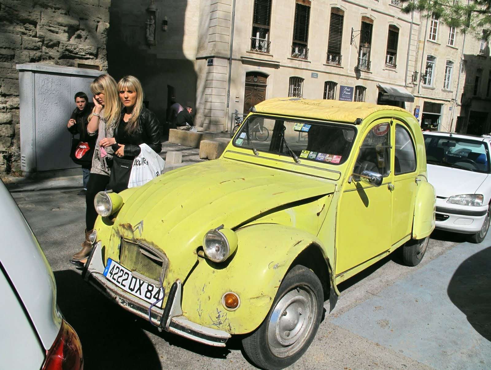 les Citroën anciennes et les jolies filles, sexy girl, hot babe, pin-up, playmate, Süßstoff 2cv10