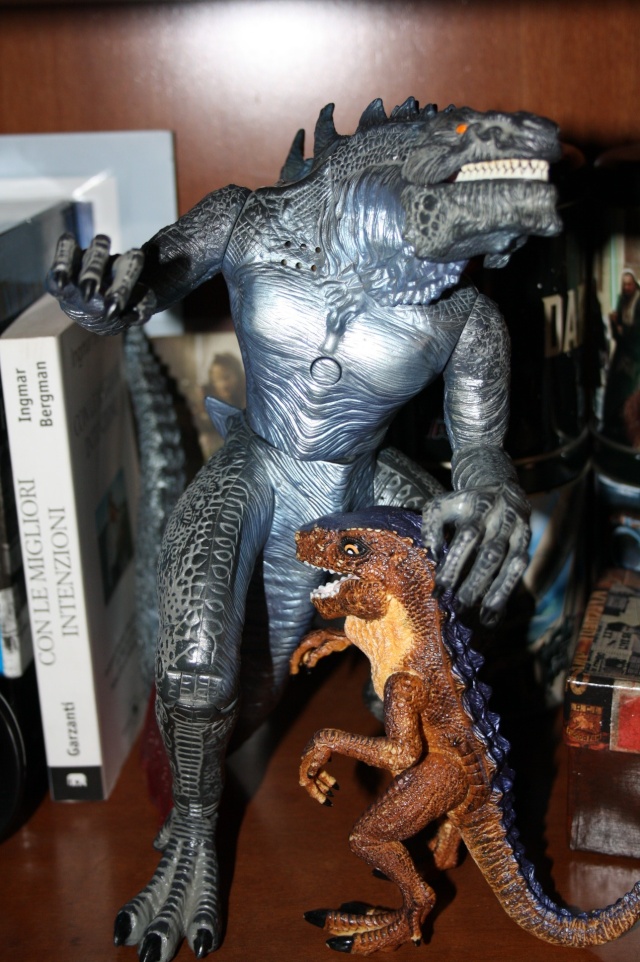 Qualche super-villain dei fumetti e un paio di Godzilla in vendita! Godzil10