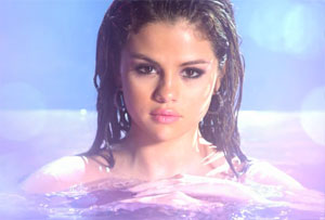 Em comercial de perfume, Selena Gomez mostra seu lado sensual 4feca210