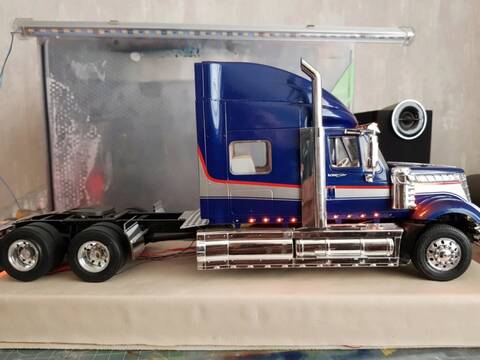 2010 International LoneStar / Revell, 1:25 2010 International LoneStar / Revell, 1:25