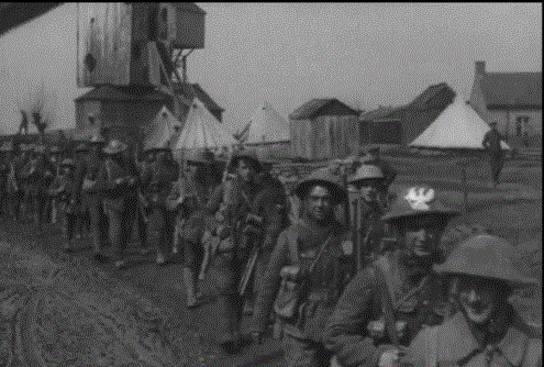 Stahlhelm Square dip et Brodie dans un film d'époque  Mars 16 Iwm Aigle_13