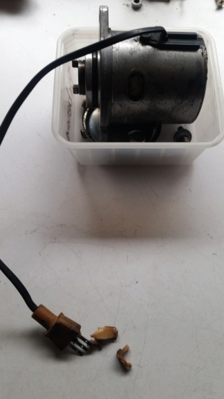 [R100R] connecteur cassé sur boitier avance centrifuge. 20200910