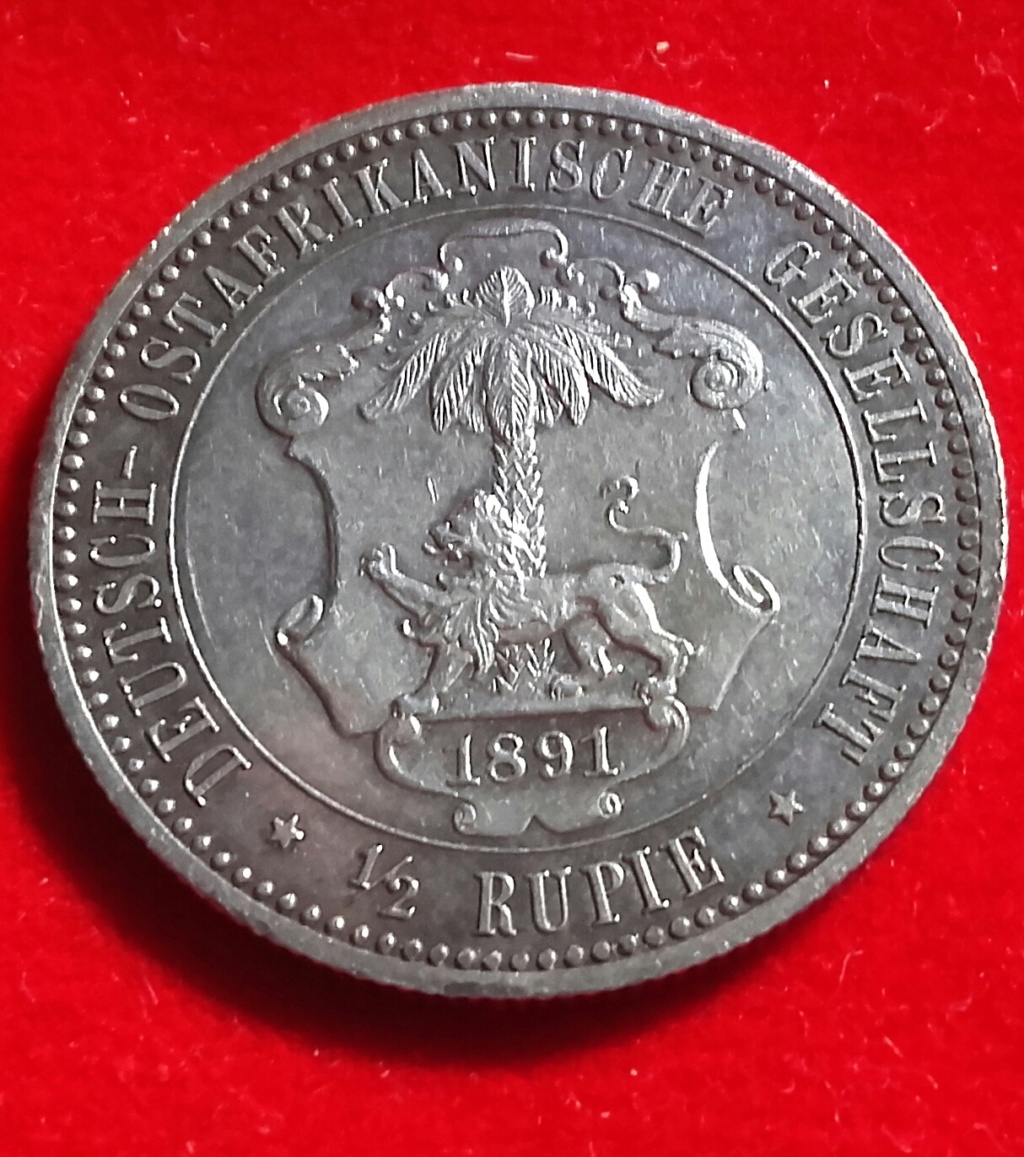 Aquí teneis 2 preciosas monedas del Este de Africa ,entonces colonias de Imperio Alemán y que casualidad que las 2 son de 1/2 Rupie pero diferentes reversos. 20181235