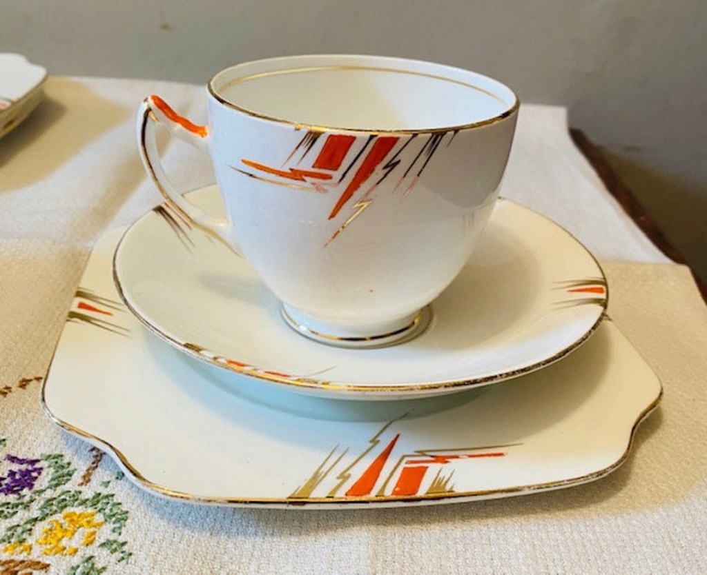 Information on Salisbury China Elisa Teacup trio. Any idea on date? China_11