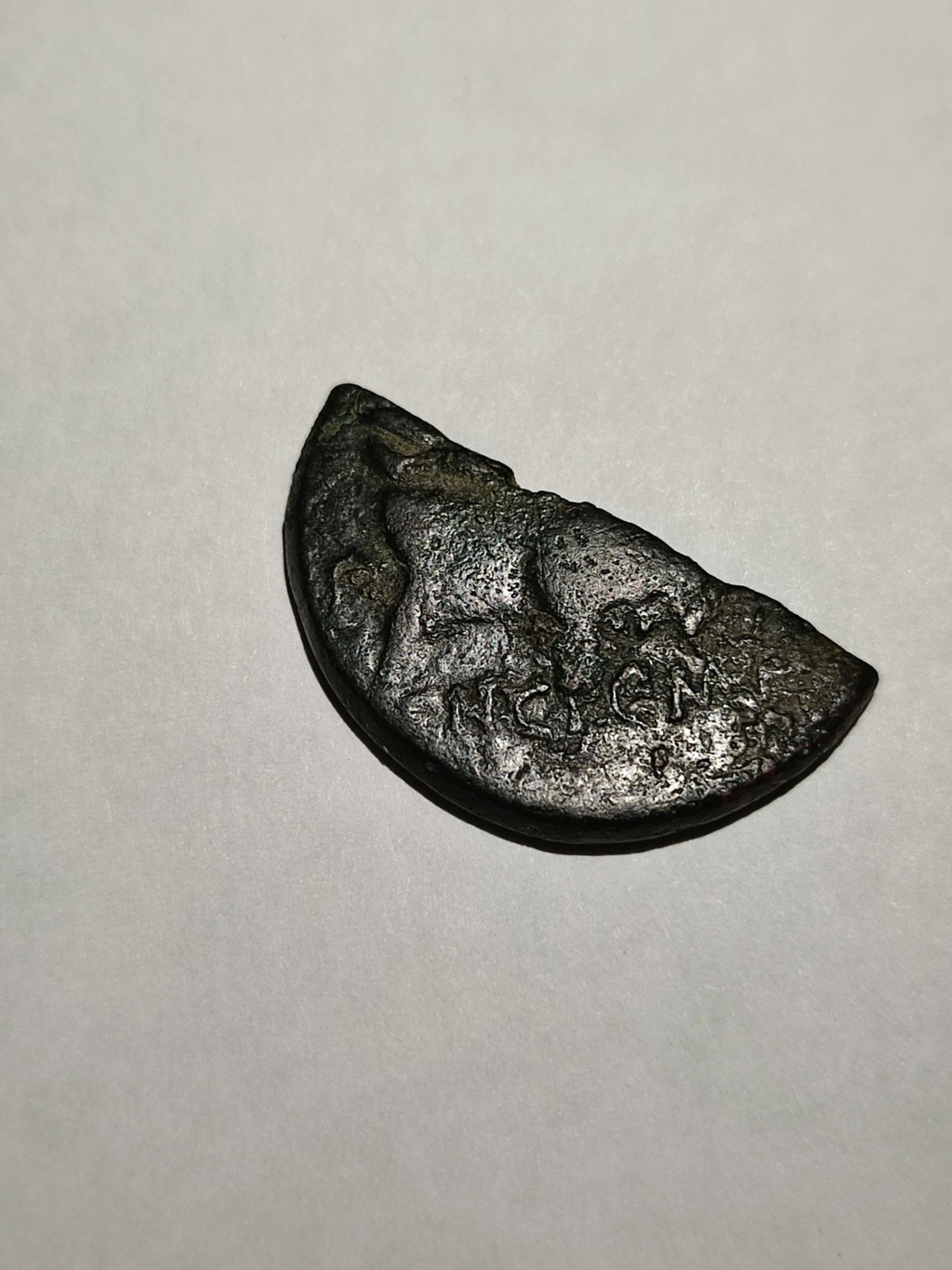 Pièce antique en bronze ( peut être Ibérique ) Img_2027