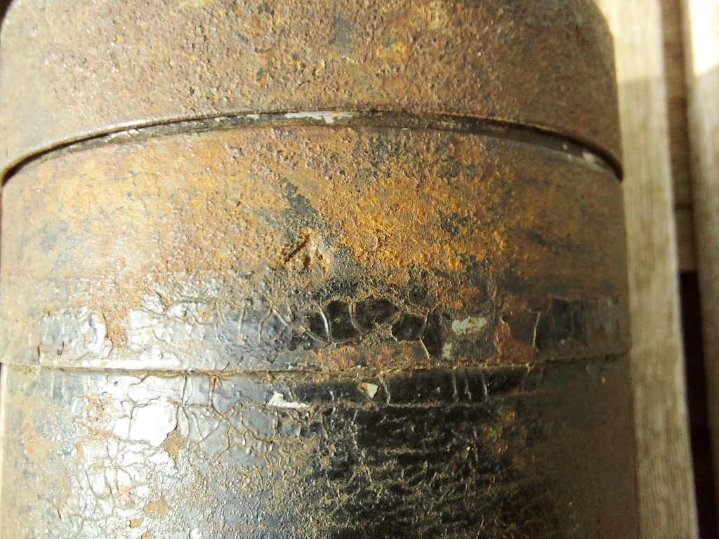 Identification boîte cylindrique noire "Broad Arrow"? 1016