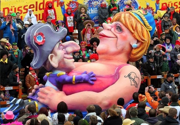 Caricatures de Nicolas Sakozy et Angela Merkel au carnaval de Cologne. Carnav11