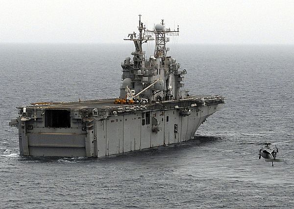 Amphibious assault ship (LHA - LHD - LPD) - Page 2 Web_0124