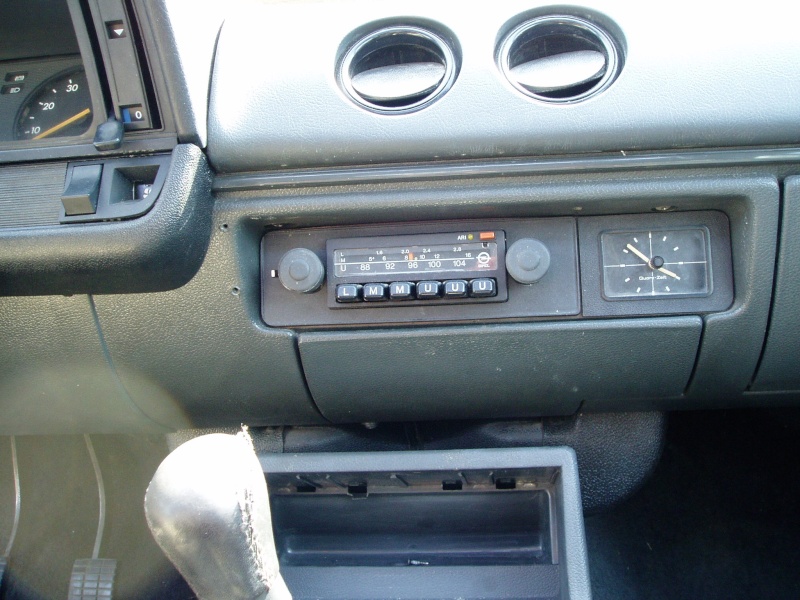 Recherche poste radio pour Opel Commodore P1010273