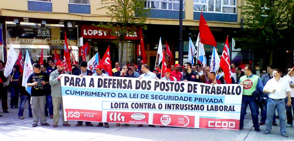 Un centenar de vigilantes de seguridad privada se concentran para exigir la readmisión de doce trabajadores Lugo-110