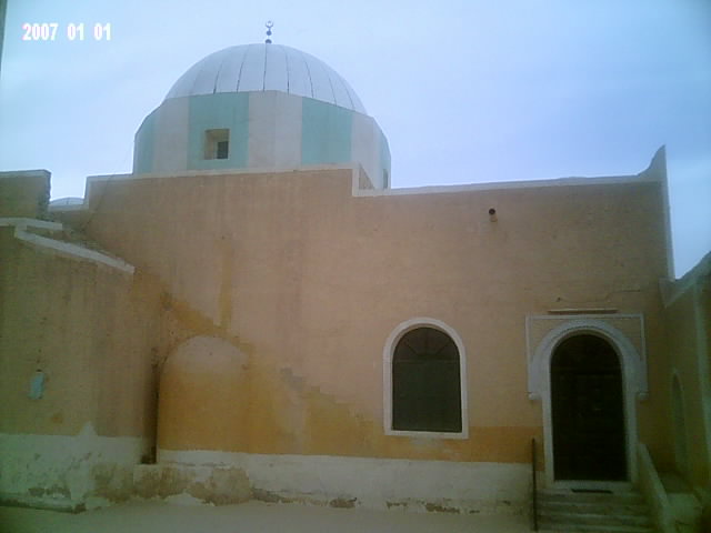 منظر لواجهة أخرى للمسجد حيث تظهر القبة والمدخل الشرقي والمحراب Img00012
