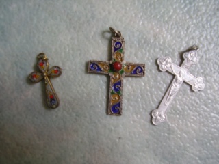 des mitaines et une croix en pendentif P6250027