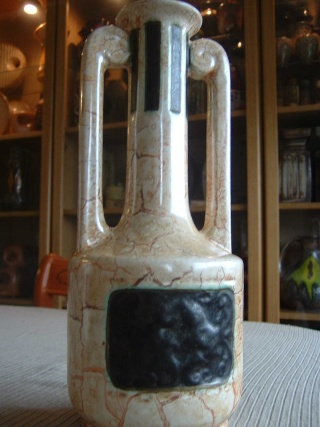 Tall handled vase Crem110