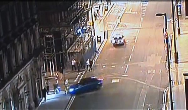 Un conductor maniaco ataca a peatones en Manchester (Video)  Conduc10