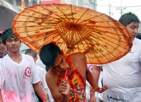 Se atraviesan palos y espadas en sus mejillas por fiesta budista (Fotos)  Festiv11