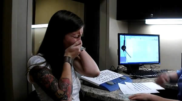 Una mujer sorda que oye su voz por primera vez en 29 años (Video)  Sarah-10