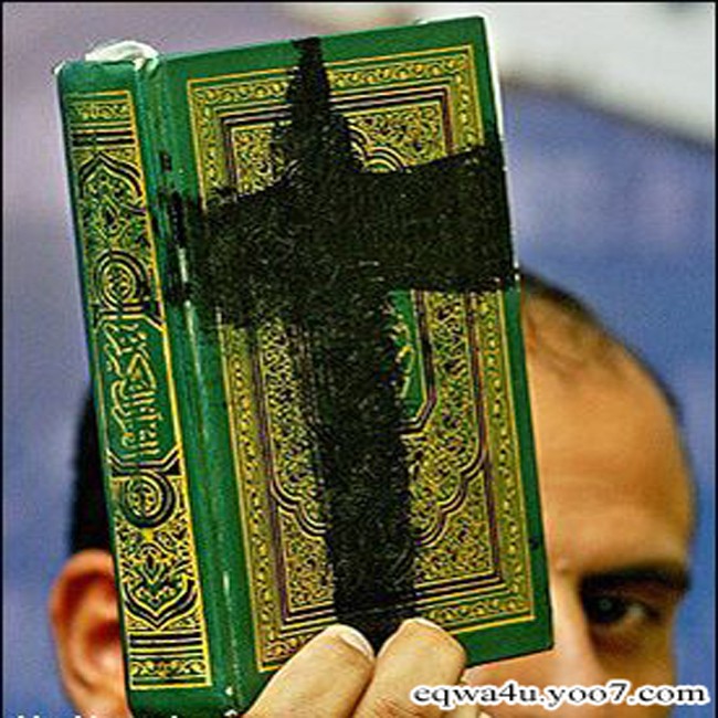صور حول العالم منهم صورة للقرآن الكريم وقد رسم عليه الصليب من قِبل الجنود الأمريكيين في أحد مساجد مدينة الرمادي في العراق 0910