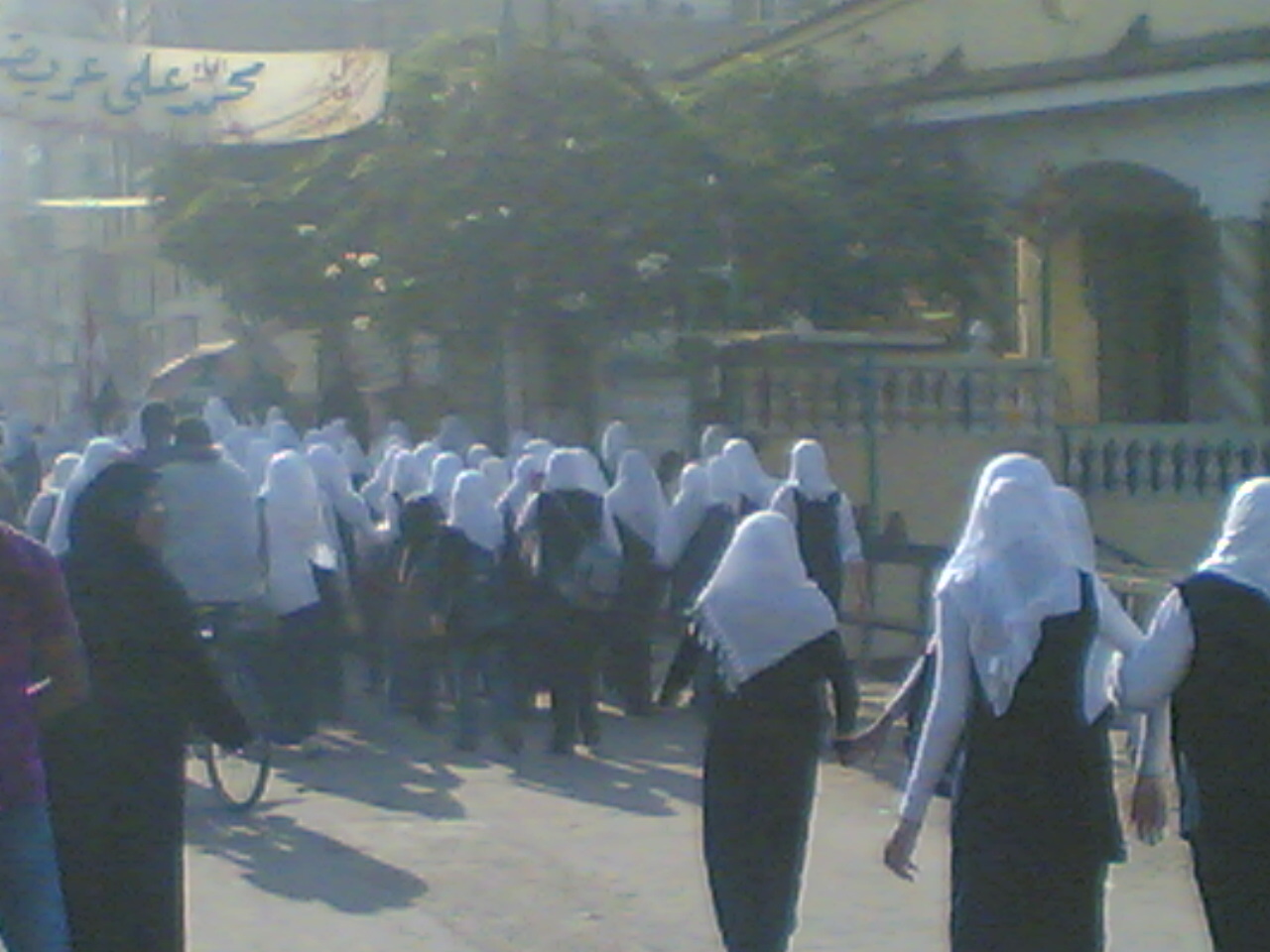 صور وقفه بنات مدرسه ديسط الاعداديه للمطالبه بنشاء مدرسه حديثه لهم 25092011