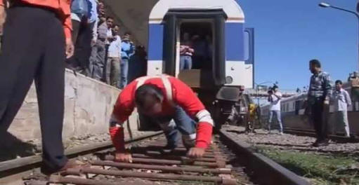 سوري يسحب قطاراً وزنه 150 طنا Videos10