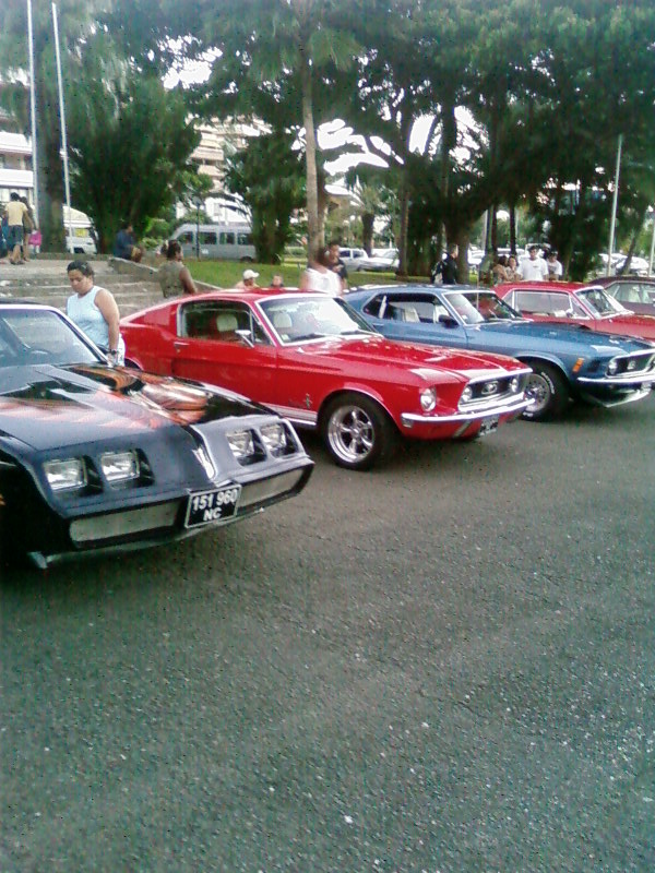 Rassemblement voiture américaine au monument américain