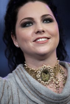 Lucy Lawless et Amy Lee, une ressemblance ?? Amy_le10