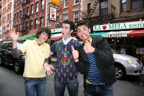 Jonas Brothers Resimleri - Sayfa 3 Jonas_11