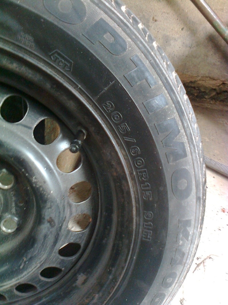 vends 2 pneu HANKOOK en 205/60 R15 sur roue acier Photo016