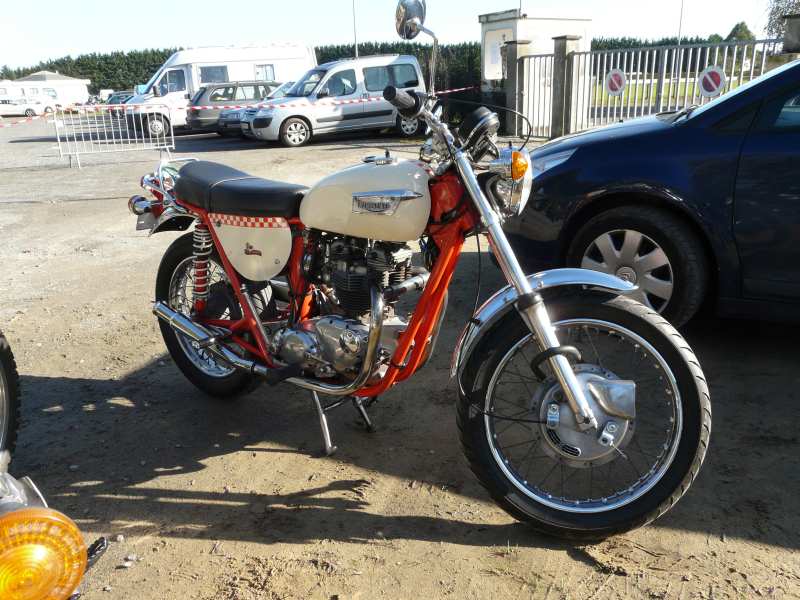 Bourse auto/moto à Saumur du club de Doué-la-Fontaine (49) P1190418