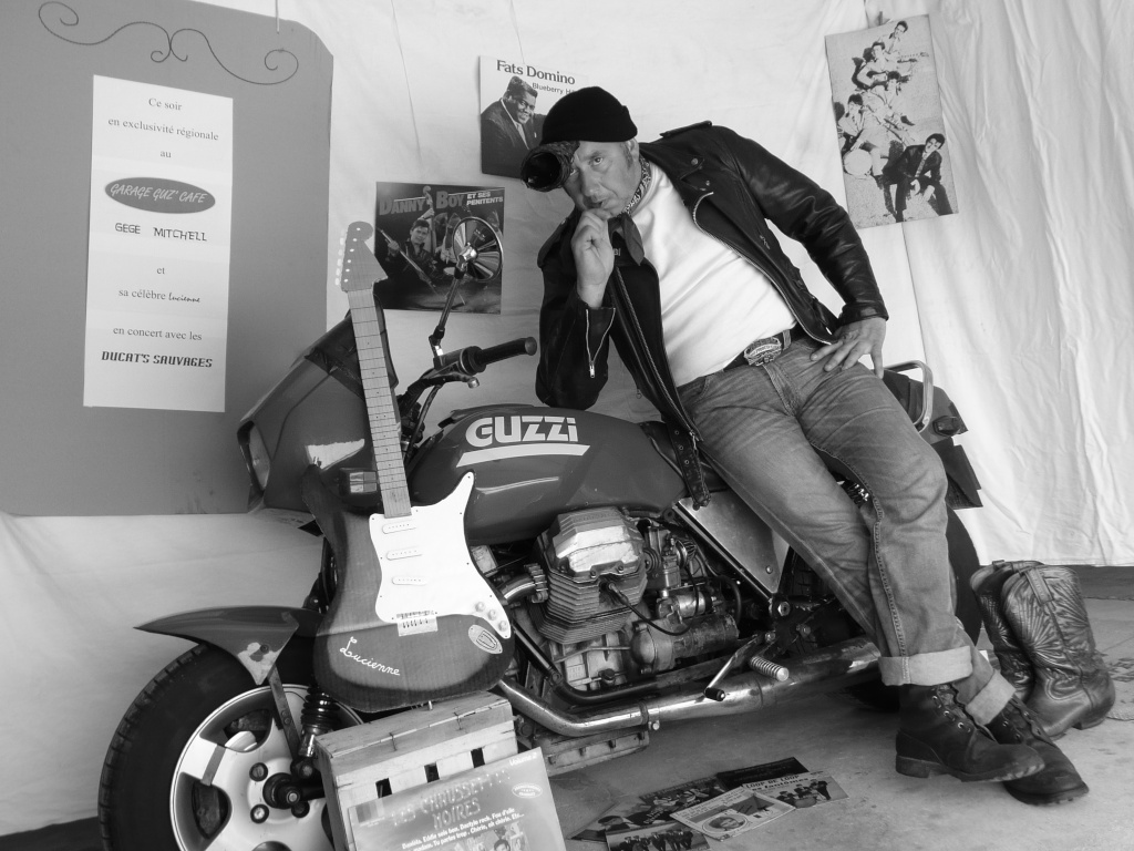  Le concours de aout 2011: Votre moto en mode ROCK'n'ROLL. - Page 7 29911
