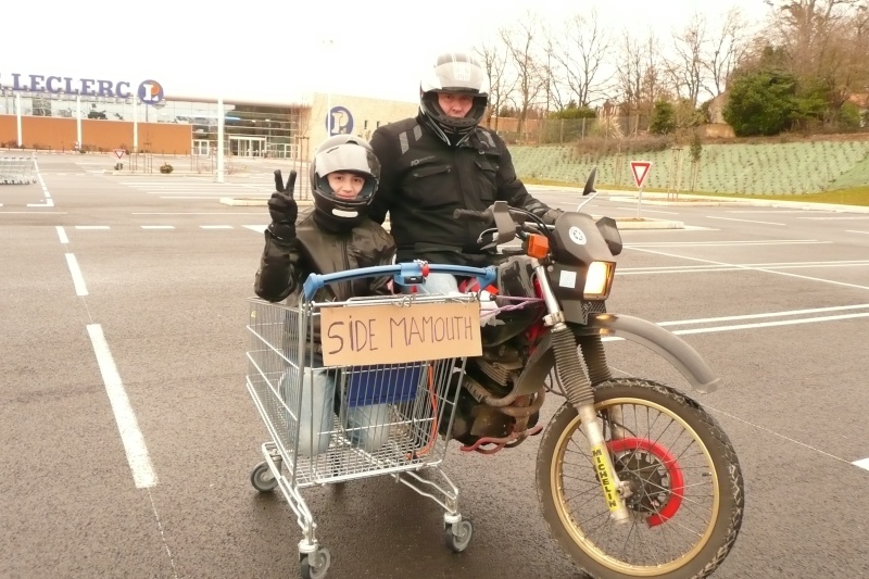 Le concours Janvier 2012: Votre moto revient du supermarché. - Page 2 P1120515