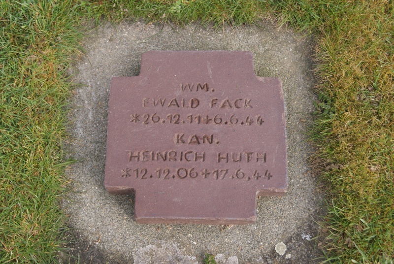 Cimetière Allemand de La Cambe ( Normandie ) Dsc03214