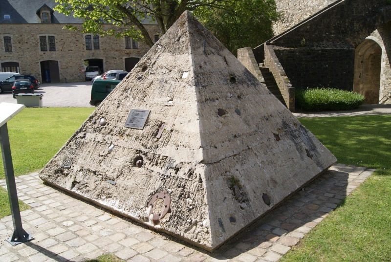Monument WW2 - Briquebecq ( Normandie ) Dsc03611