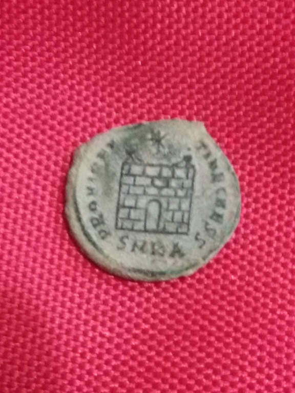 AE3 de Constantino II. PROVIDENTIAE CAESS. Puerta de campamento. Cycico 20180911