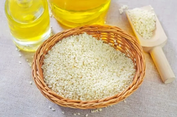 كيف تستخدمى زيت السمسم للشعر وما هى فوائده Sesame10
