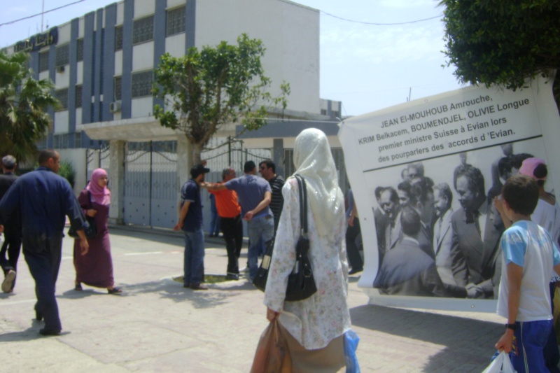 Sit-in devant le siège de la wilaya pour demander la réhabilitation et le classement de la maison des Amrouche. Dsc04883