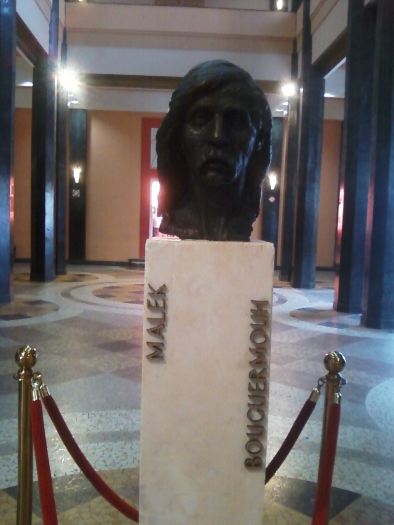 Un buste de Malek Bouguermouh exposé au hall du TR Béjaia Photo124