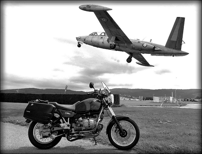 Photos de votre moto devant un avion - Page 2 Fouga-10