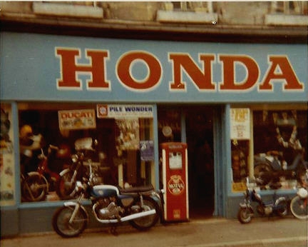 Vieux magasins de motos......
