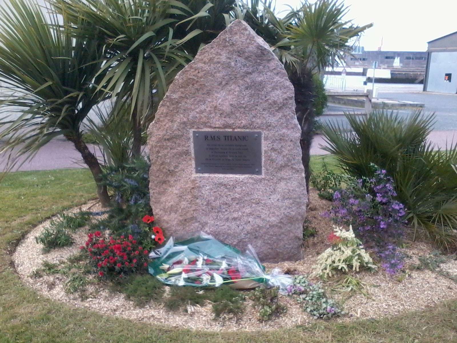 Plaque commémorative à Cherbourg - Page 2 Photo010
