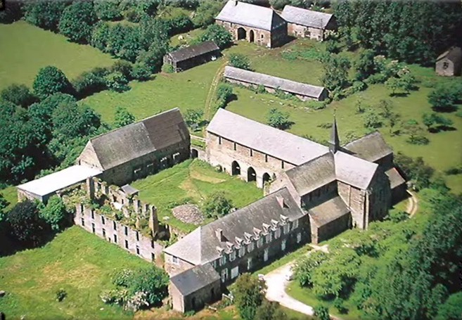 L'abbaye de Clairmont (ou Clermont) près de Laval Aerien10