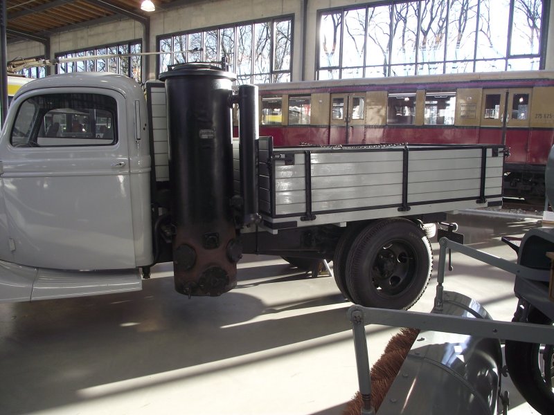 FORD V8 LKW Typ 51 mit Holzgasgenerator 2011_065