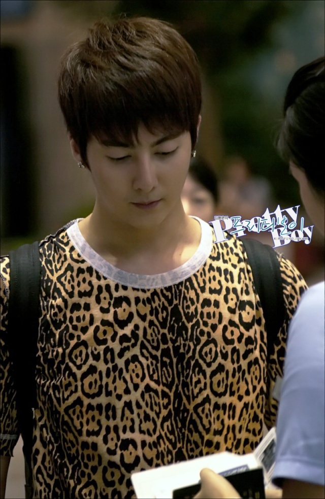 [photos] HyungJun @ Gimpo Airport off to Japan 18.08.11 Ga710