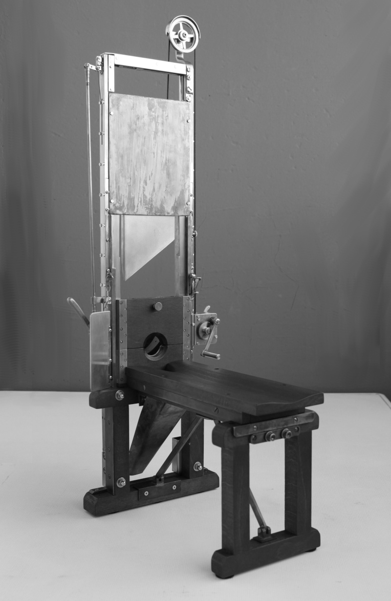 Les modèles de guillotine... - Page 6 Img_0410
